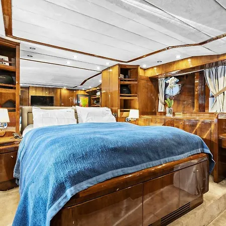 Raymond Du Puy, Botel