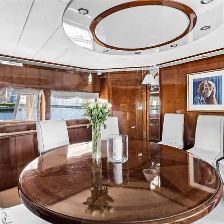 Botel Raymond Du Puy, *